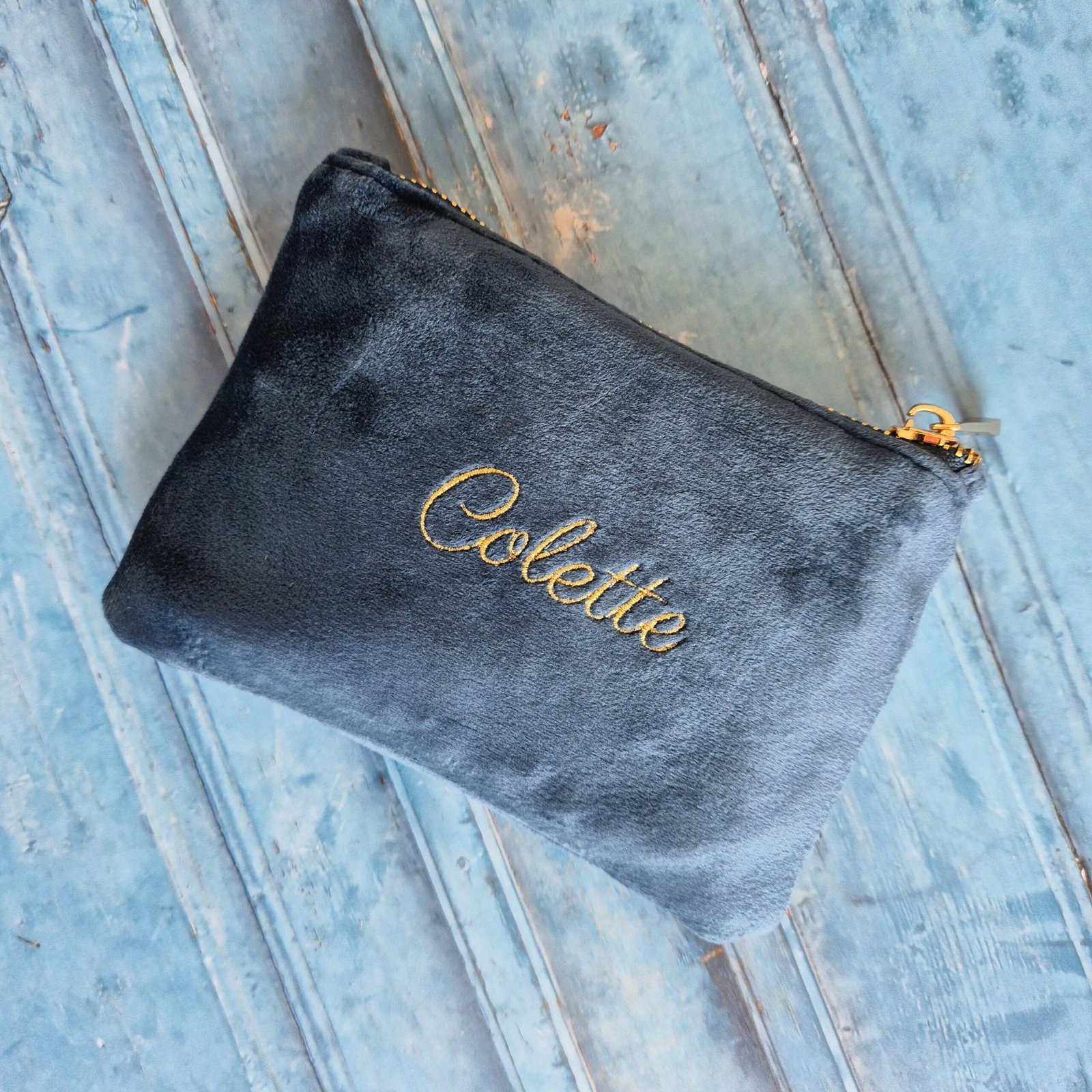Edoaria essentials sleek pouch nom personnalisé Edoaria smallest pouch from the Jardin des Cyclades collection personnalised with name in gold embroidery