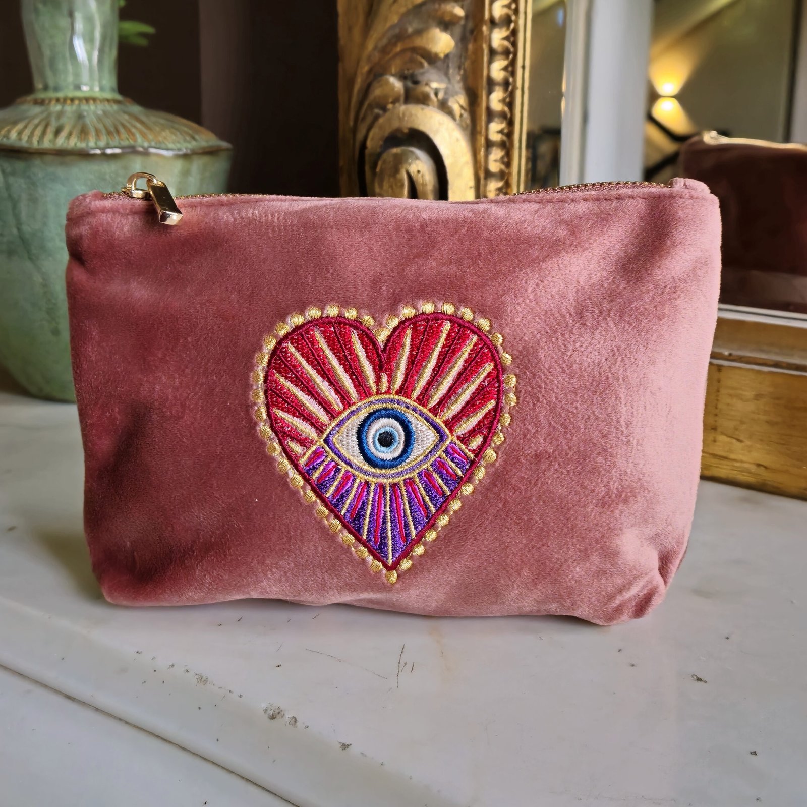 Rouge Amour Petite Trousse de Maquillage - Vue de face Front view of the Edoaria Rouge Amour Petite Makeup Bag in soft pink velvet, featuring celestial hearts, stars, and moon embroidery in romantic hues.