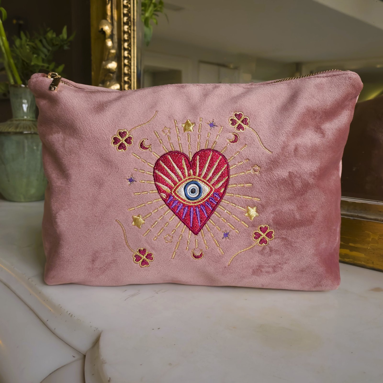 Rouge Amour Grand Toiletry Bag - Vue de face Front view of the Edoaria Rouge Amour Grand Toiletry Bag in soft pink velvet, embroidered with celestial hearts, stars, and moons in dusky pink, gold, and purple.
