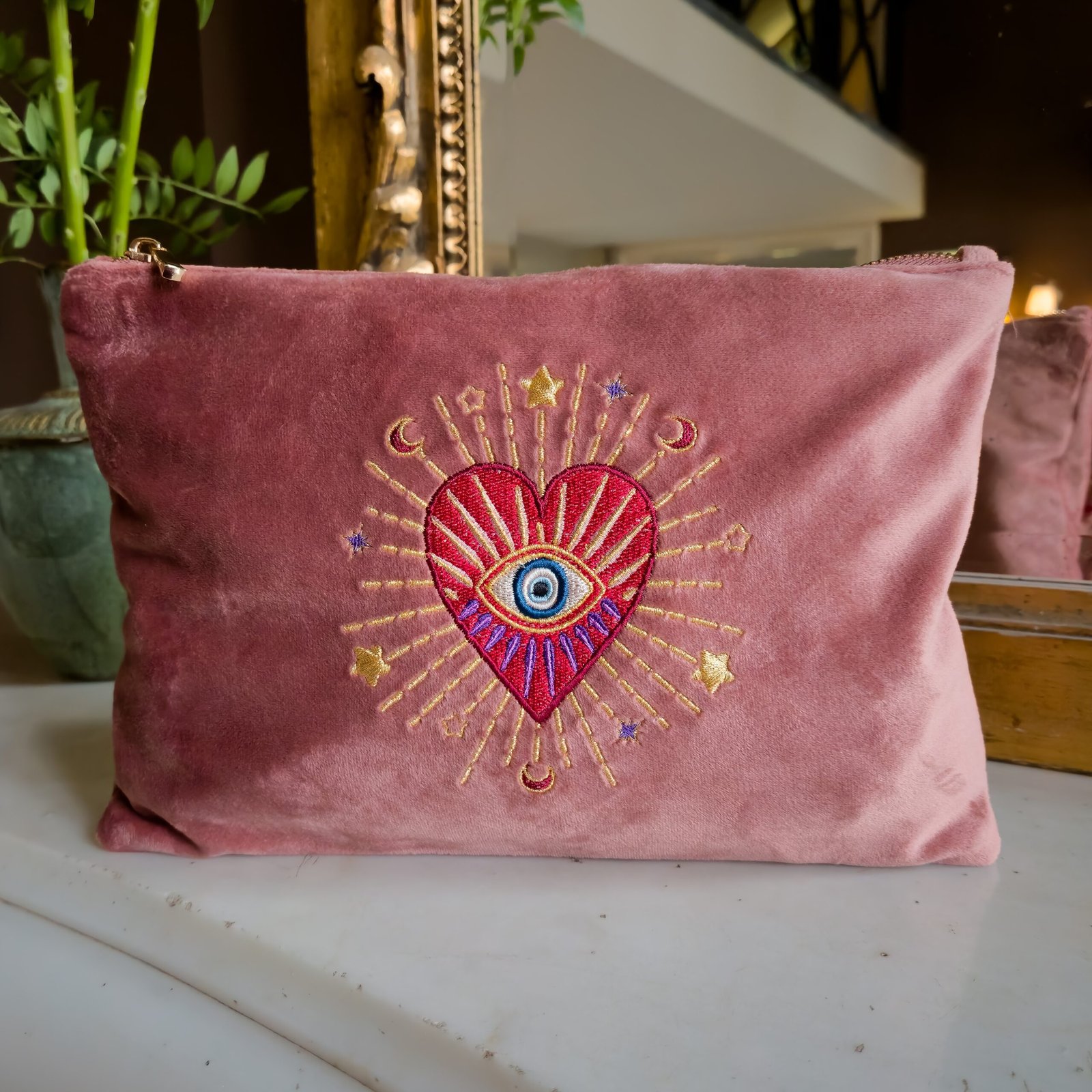 Rouge Amour Signature Sleek Pouch - Vue de face Front view of the Edoaria Rouge Amour Signature Sleek Pouch in soft pink velvet, embroidered with celestial love symbols in deep red, dusky pink, gold, and purple.