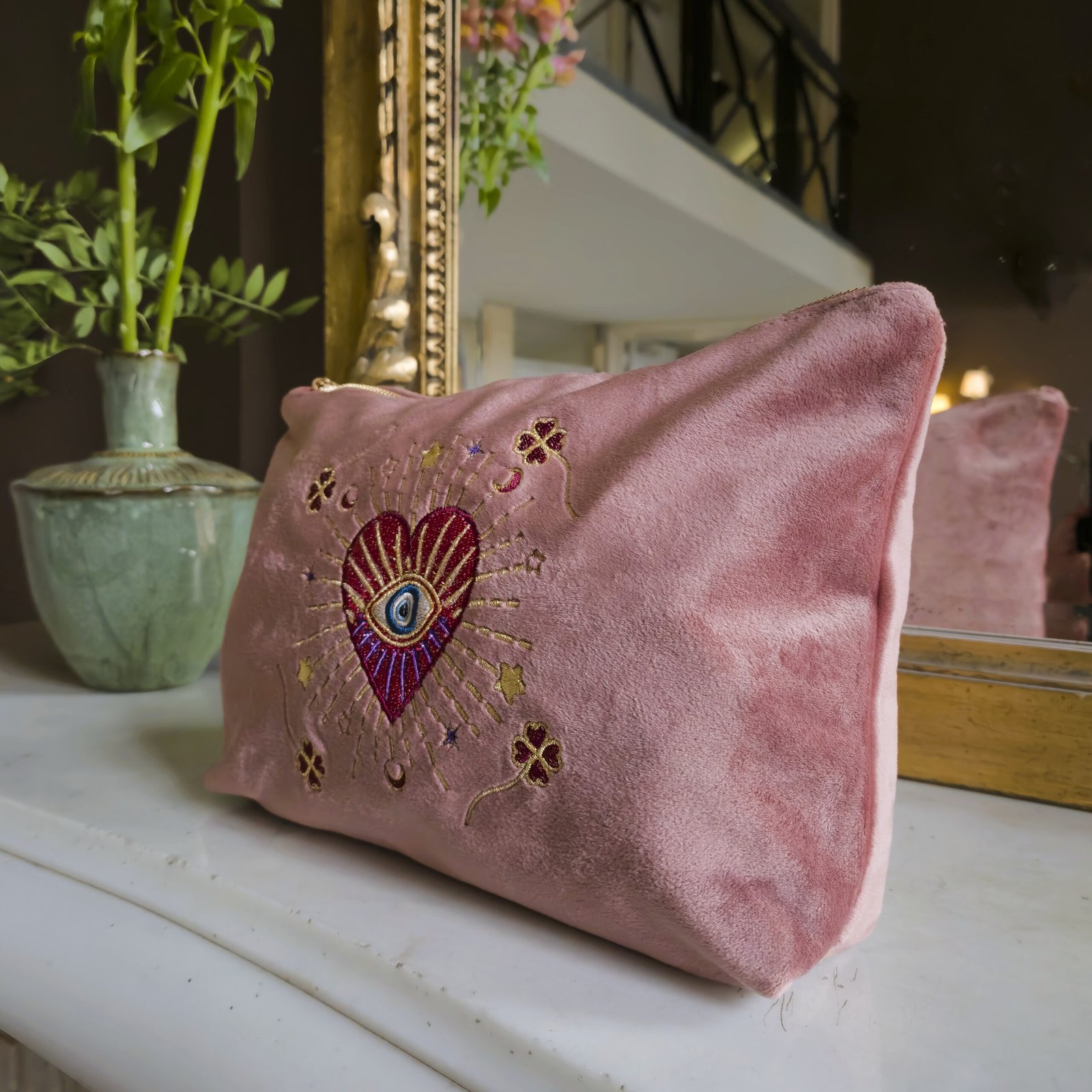 Rouge Amour Grand Toiletry Bag - Vue en angle Angled view of the Rouge Amour Grand Toiletry Bag, highlighting celestial embroidery.