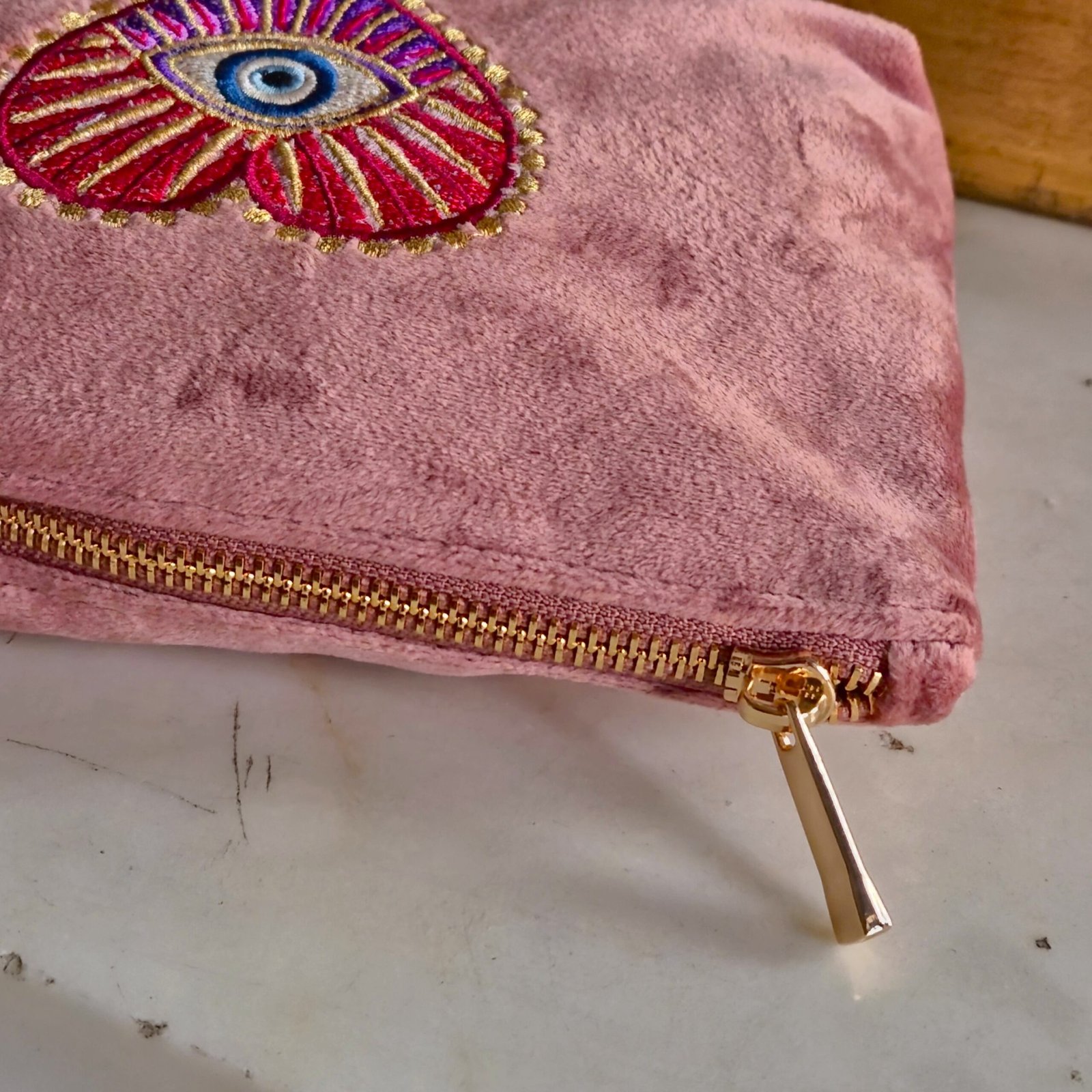 Rouge Amour Petite Trousse de Maquillage - Fermeture éclair Close-up view of the Rouge Amour Petite Makeup Bag’s zip and fine embroidery details.