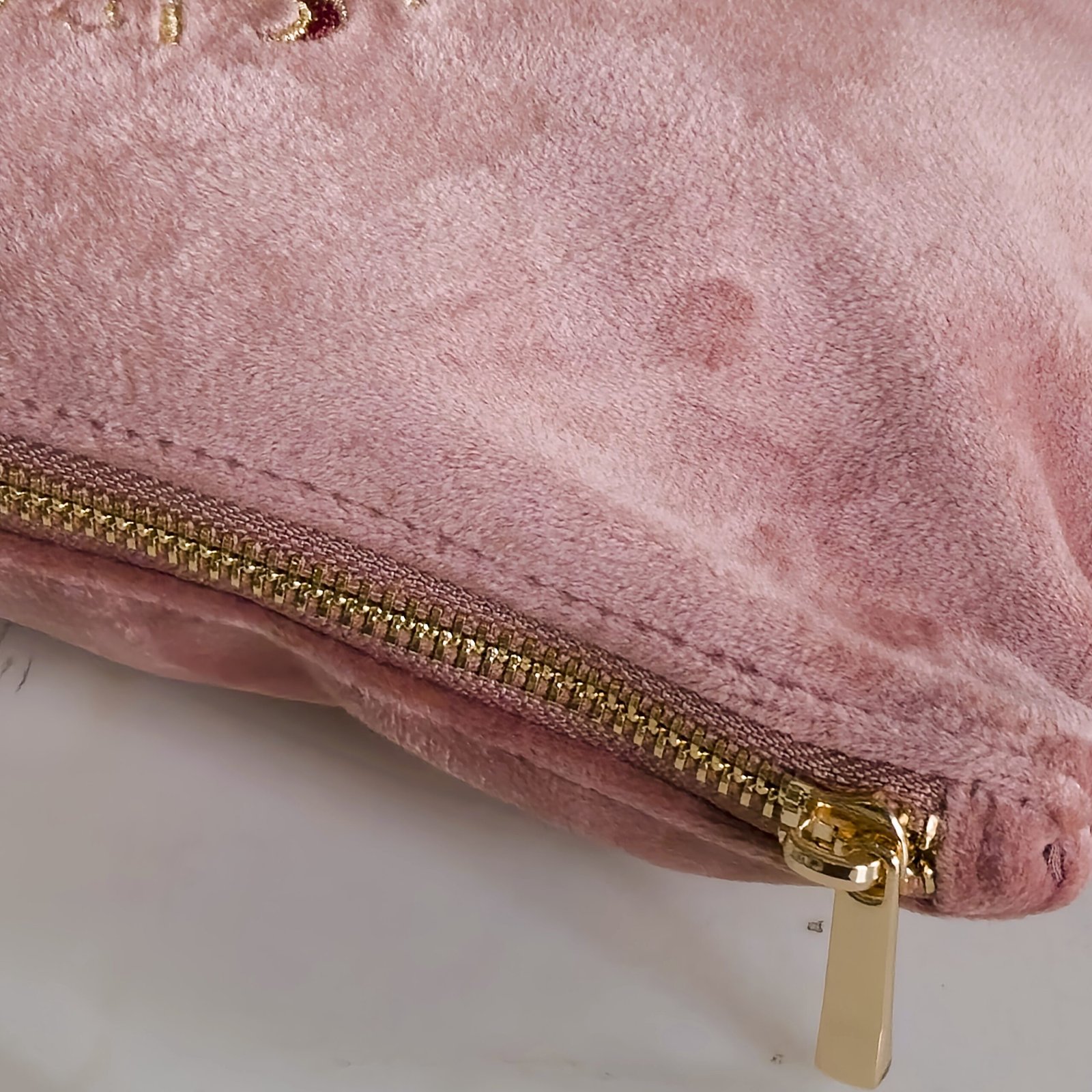 Rouge Amour Signature Sleek Pouch - Close-Up Zip Close-up of the zip detail on the Rouge Amour Signature Sleek Pouch, showcasing fine detailing.