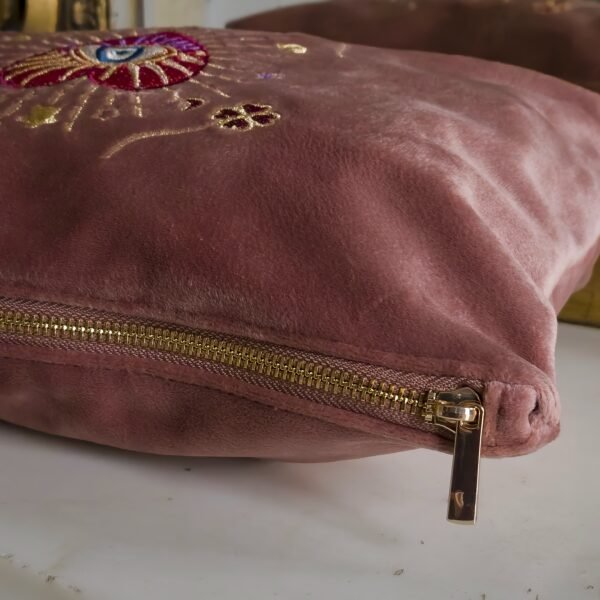 Close-up of the high-quality zip on the Rouge Amour Grand Toiletry Bag, highlighting craftsmanship
