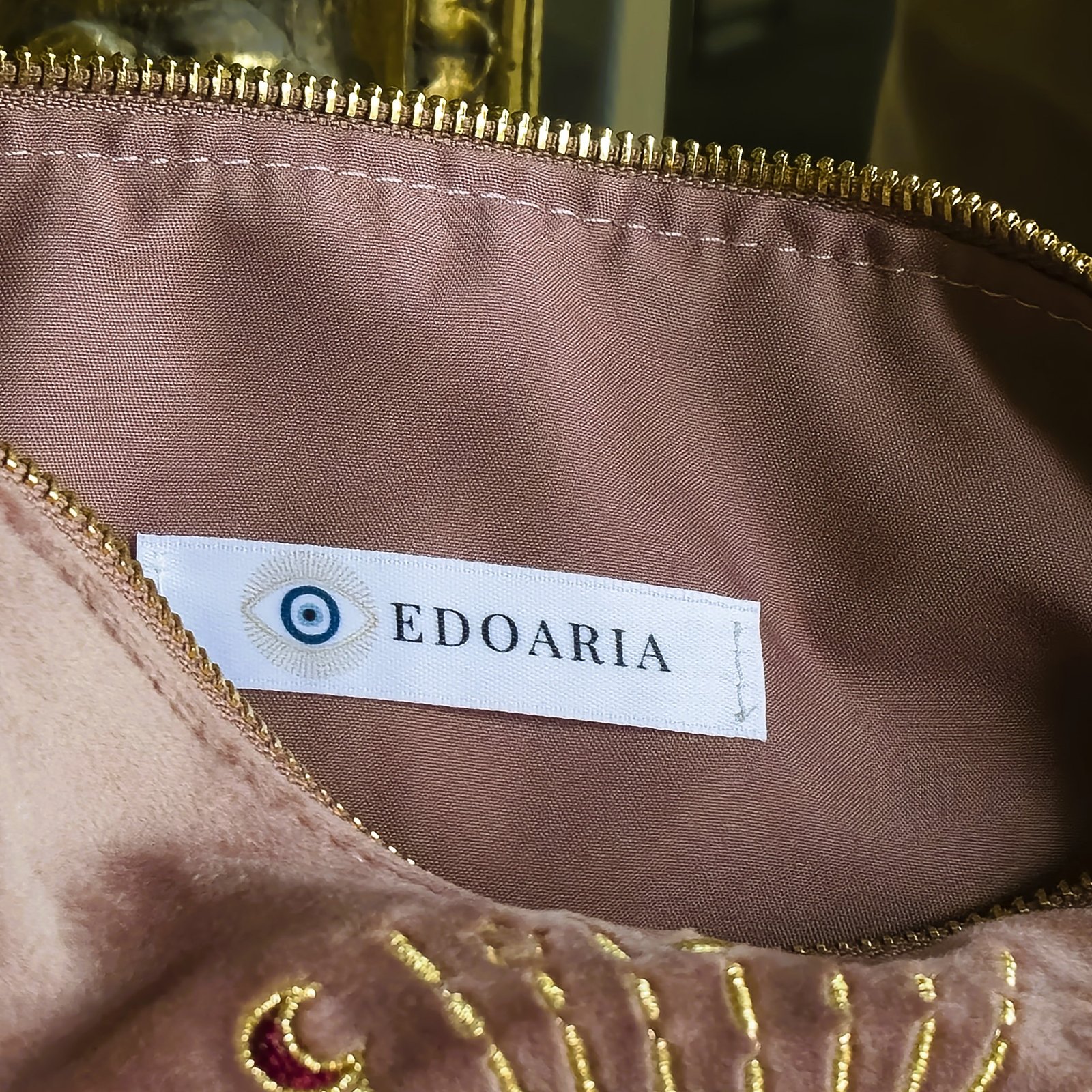 Vue intérieure - Rouge Amour Grand Toiletry Bag Interior of the Rouge Amour Grand Toiletry Bag, featuring smooth lining and Edoaria’s signature label.