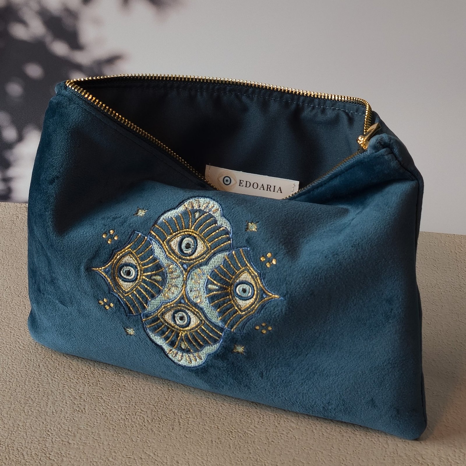 Signature Sleek Pouch - Doublure et étiquette de haute qualité Inside view of the Signature Sleek Pouch, featuring soft lining and Edoaria’s signature label.