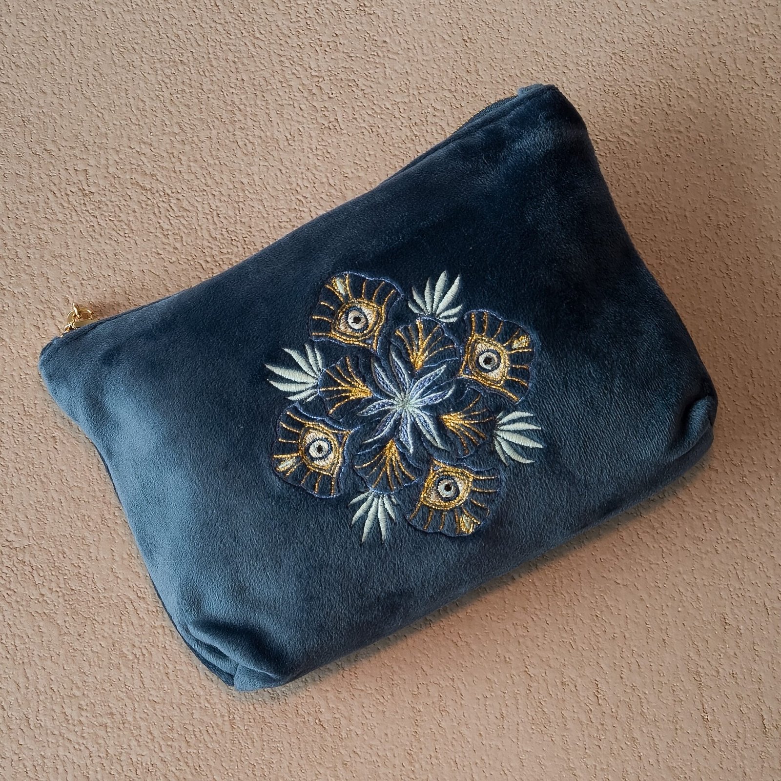 Petite trousse de maquillage - Luxe Flat Lay Design The Petite Makeup Bag laid flat, showcasing symmetrical embroidery with protective Greek symbols