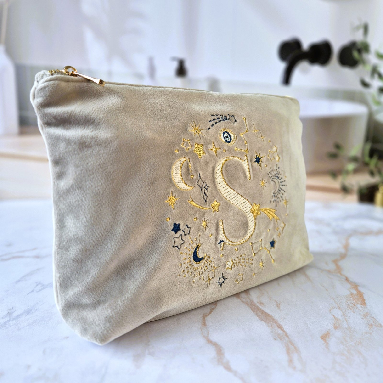 Side View: Beige Velvet Pouch "S" Letter Edition – Ciel des Rêves by Edoaria Side view of the Beige Moonstone velvet pouch with the letter "S" embroidered alongside gold and blue celestial details, Ciel des Rêves collection by Edoaria.